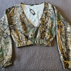 PrettyLittleThing Camouflage V-Neck Crop Top